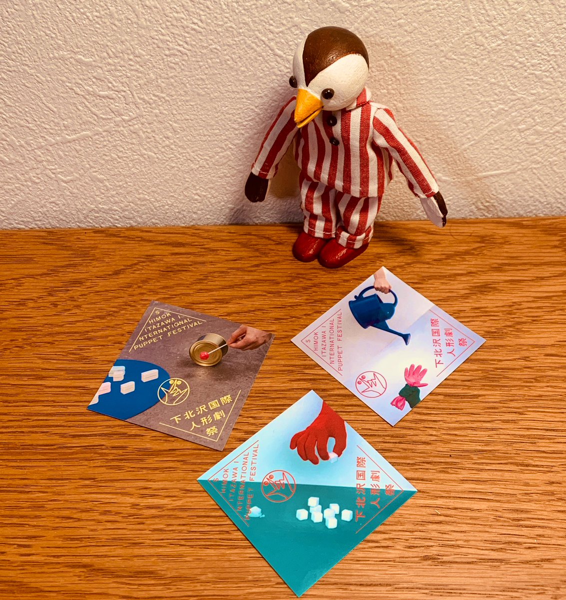 haneGAcaesar3's tweet image. 下北沢国際人形劇祭　#SIPF
初日に行ってきました。
ステッカーが手に入ってうれしい🐥
#人形劇

「犬の生活」Teatro Matita（スロヴェニア）観ました。
長い指が表現するものにくぎ付けに。
物語に常に付き纏う不穏さが、現在に向かって決定的になっていった。