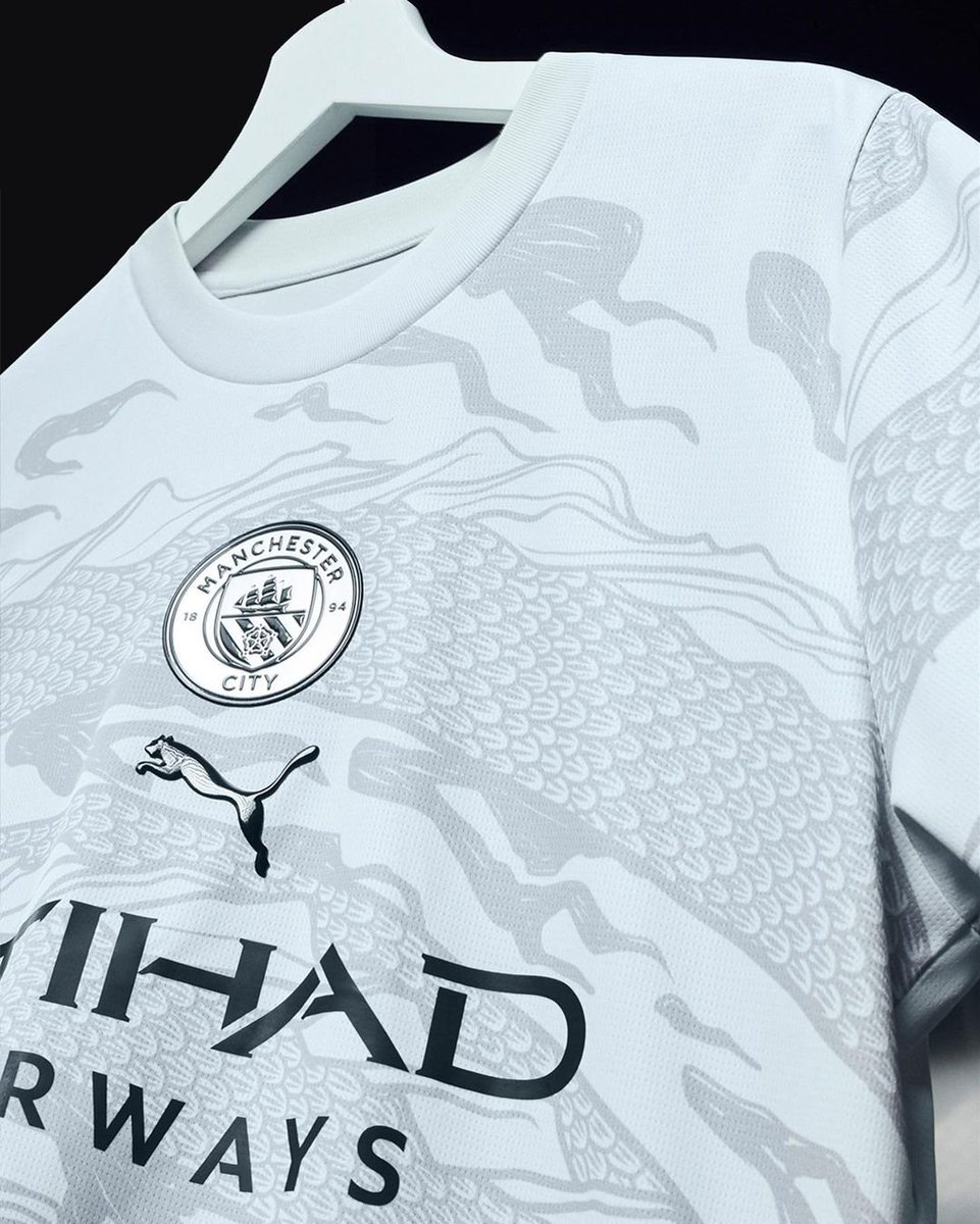 sdmlinks's tweet photo. A nova camisa do Manchester City para o Ano do Dragão tá ABSURDA de linda! 😱🥺

Disponível na PUMA: https://t.co/tmd9yxSLq9 https://t.co/g1zXHpjaby