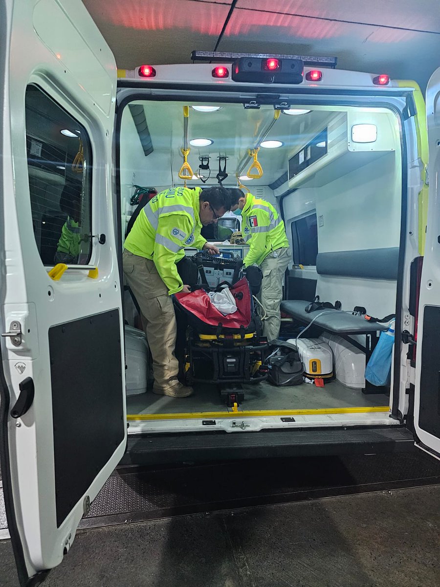 FPetersenA's tweet photo. El traslado fue coordinado desde ayer en la mañana por @SAMUJalisco en colaboración con los sistemas de urgencias médicas de Puebla, EdoMex y Guanajuato. La paciente ingresó al #CMNO del @imssjalcontigo con quemaduras de 1er, 2o y 3er grado.
2/3 https://t.co/tEdSYHhBEb