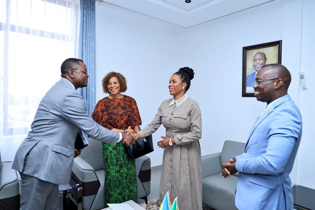 UbumweHebdo's tweet photo. Umutambukanyi w'Umukuru w'igihugu,@Burundi1stLady yahaye umubonano Eziakonwa Ahunna,icegera c'umunyamabanga w'ishirahamwe mpuzamakungu #PNUD muri Afrika.Baganiriye ku vyerekeye ibikorwa birangurwa n'urwego rw'umutambukanyi w'umukuru w'igihugu #OPDD no muri Fondation Umugiraneza https://t.co/PpGov1zjTa