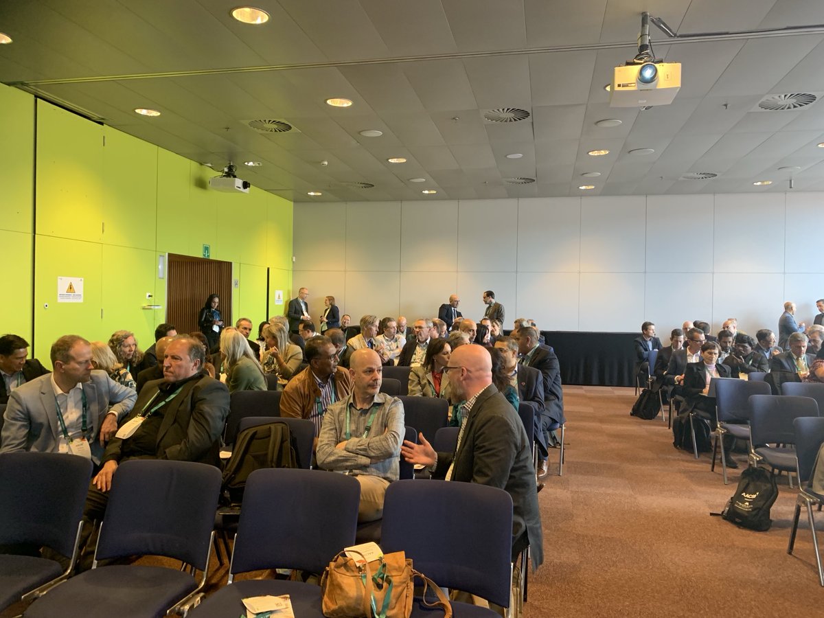 Great turn out for the Innovations that Inspire session at ASCSB. Pleased to present the Global Exec MBA in Defence and Space #AACSBdeans ⁦<a href="/UniversitySA/">UniSA</a>⁩