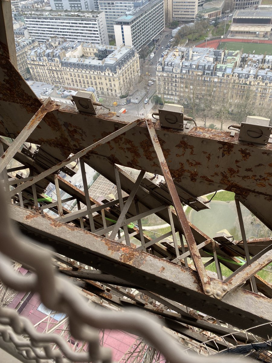 Vivelafrance789's tweet photo. État de la tour Eiffel en 2024 à 5 mois des JO... https://t.co/UXd3AQ0LCr