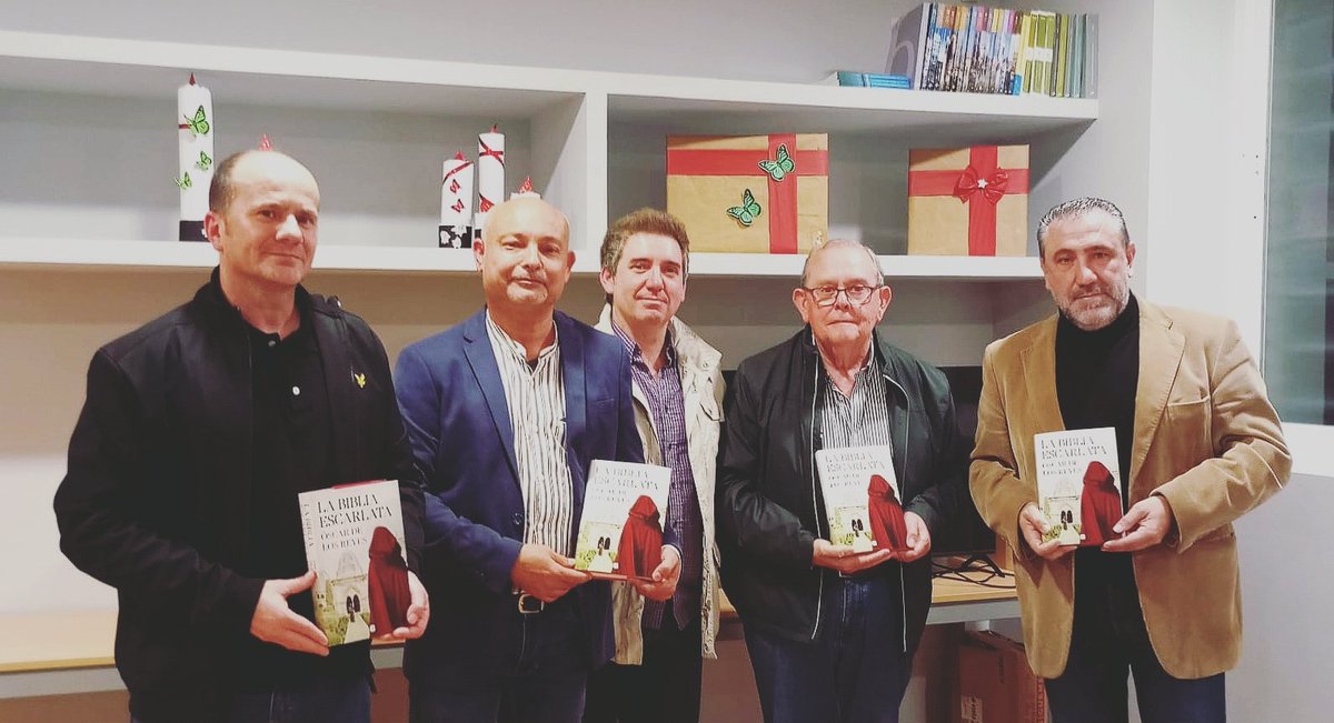 Oscar_dlosReyes's tweet photo. Recibiendo en reconocimiento y apoyo de otros autores en @BiblioMontijo rodeados de lectores que llenaron la sala 📚📚📚📚📚. Gracias a todos👌👏👏👏👏👏👏 @Juangordillo_es @mgalvanpilo @jolumobo68 @Cienfuegos90 @penguincrimen @penguinlibros @EdicionesB_ @EditabundoA @Editabundo https://t.co/JQw9Xhnr9a