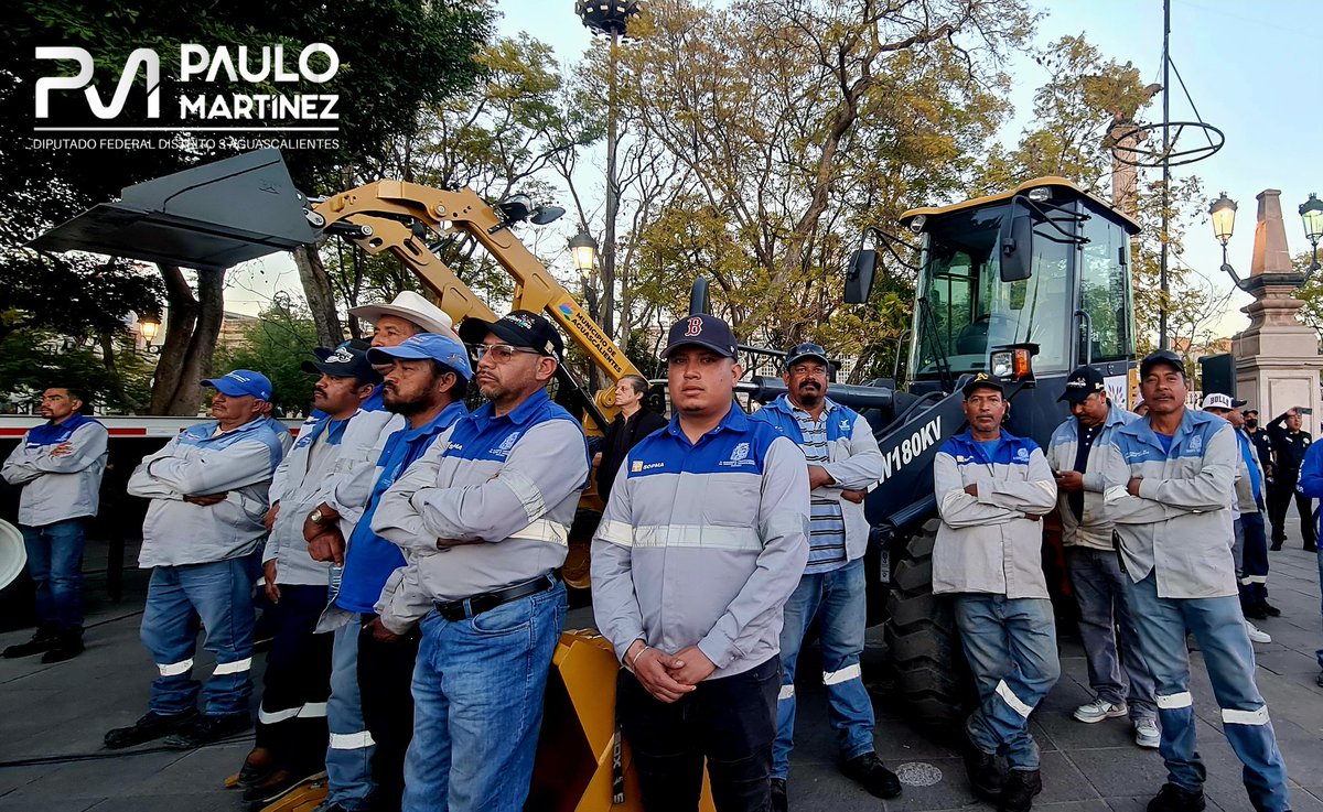 Paulomartinezl's tweet photo. Enhorabuena al alcalde @LeoMontanezC por la adquisión de vehículos, maquinaria y herramienta para seguridad, servicios públicos, obras públicas y agua.
Así es como se logran las grandes cosas, en equipo y coordinación
@terejimenez
#VisiónPorAguascalientes
#65L
@diputadospan https://t.co/OdkYAe9ZkO