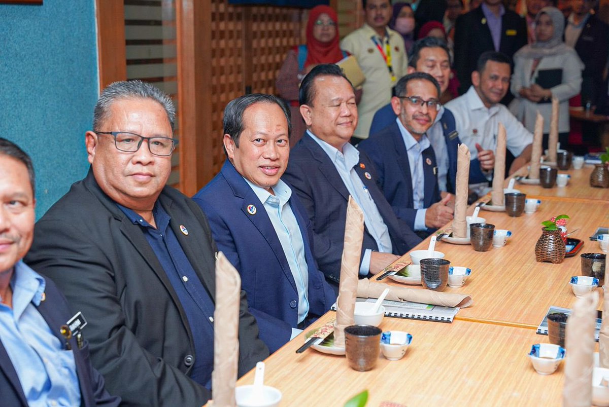 ahmadmaslan's tweet photo. Pertemuan dgn MB #Negeri9 bersama Menteri KKR @moworksmy DS @AlexNantaLinggi, Exco Kerajaan Negeri, pegawai2 kanan KKR #JKR di #Seremban.
Banyak permohonan negeri yg dikemukakan utk kepentingan #rakyat. Moga dapat dipenuhi sbg besar “wish lists” yg panjang jika peruntukan cukup. https://t.co/xNe0st3RUE
