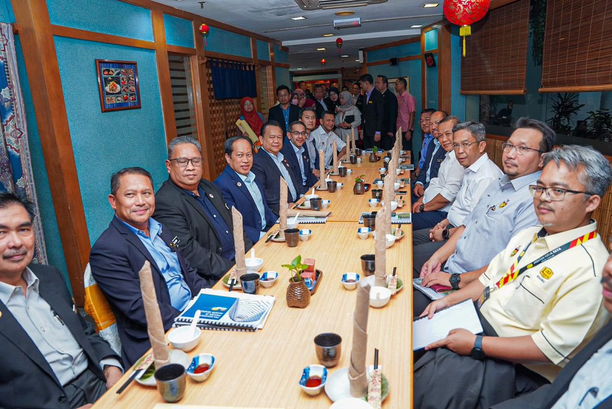 ahmadmaslan's tweet photo. Pertemuan dgn MB #Negeri9 bersama Menteri KKR @moworksmy DS @AlexNantaLinggi, Exco Kerajaan Negeri, pegawai2 kanan KKR #JKR di #Seremban.
Banyak permohonan negeri yg dikemukakan utk kepentingan #rakyat. Moga dapat dipenuhi sbg besar “wish lists” yg panjang jika peruntukan cukup. https://t.co/xNe0st3RUE