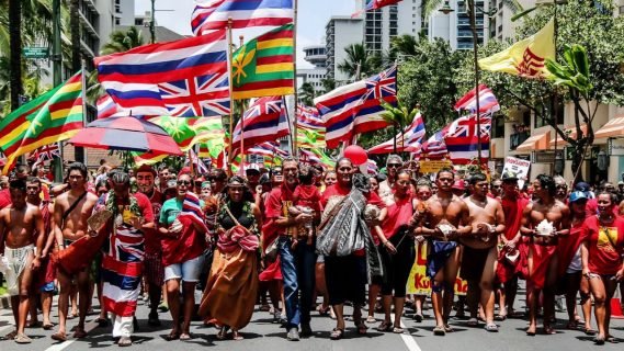 TaraBull's tweet photo. BREAKING: Maui fire victims head to New York to get their $10,000 Prepaid Debit Cards after only receiving $700 from Biden. /s https://t.co/lzWFXzQoXD