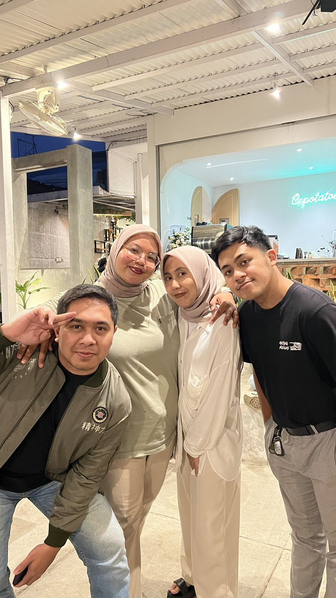 dinajanidya's tweet photo. Hari ini hahaa hihii bareng ma luphhh @fajarrizkyjey @ChondroPrasetio @putripsar 😚🫶🏽

AYOOO GAES LARISIN BISNIS ADIKK AKOOH YAAAA!! 🐔🥔🍗 
Cepotatoes
Jl. Cigadung Raya Timur No.72, Cigadung, Kec. Cibeunying Kaler, Kota Bandung, Jawa Barat 40191 https://t.co/zDAmw69sG2