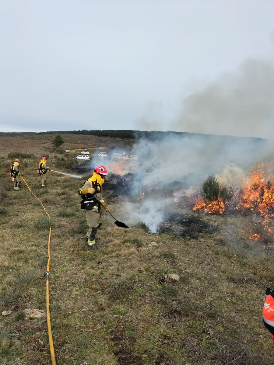 BaseBarco's tweet image. #Queima prescrita en Meixide, concello de A Veiga, para rexeneraciòn de pastos, con medios do #SPIF. @incendios085 #rxFire @AxentesGz