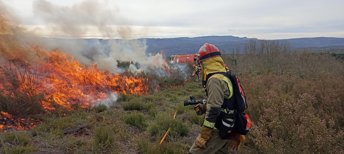 BaseBarco's tweet image. #Queima prescrita en Meixide, concello de A Veiga, para rexeneraciòn de pastos, con medios do #SPIF. @incendios085 #rxFire @AxentesGz