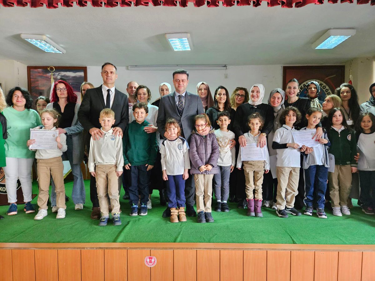 akmeseibrahim's tweet photo. 75. Yıl Ziya Gökalp İlkokulunda düzenlenen 7-11 Yaş Aile Eğitimi sertifika töreninde eğitimi tamamlayan velilerimize sertifikalarını verdik.
Velilerimizi tebrik ediyor, çocuklarıyla sağlıklı ve keyifli iletişim kurdukları bir hayat diliyorum. https://t.co/TNxOITezAI