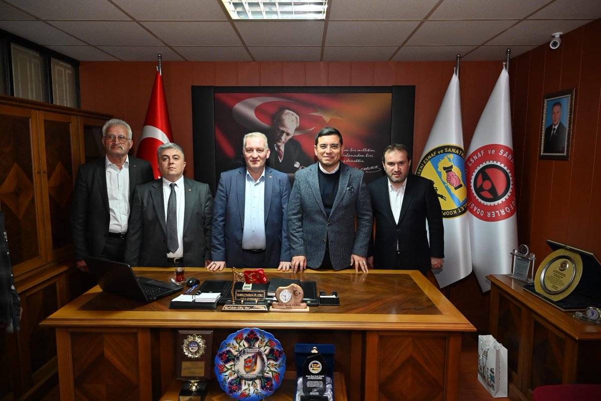 Akseki Esnaf ve Sanatkarlar Şoförler Odası ile görüştük. Esnaf ve sanatkarlığın ilerlemesi, gelişmesi ve sorunlarına çözüm bulunması noktasında istişarelerde bulunduk. Nazik misafirperverlikleri için teşekkür ederim.