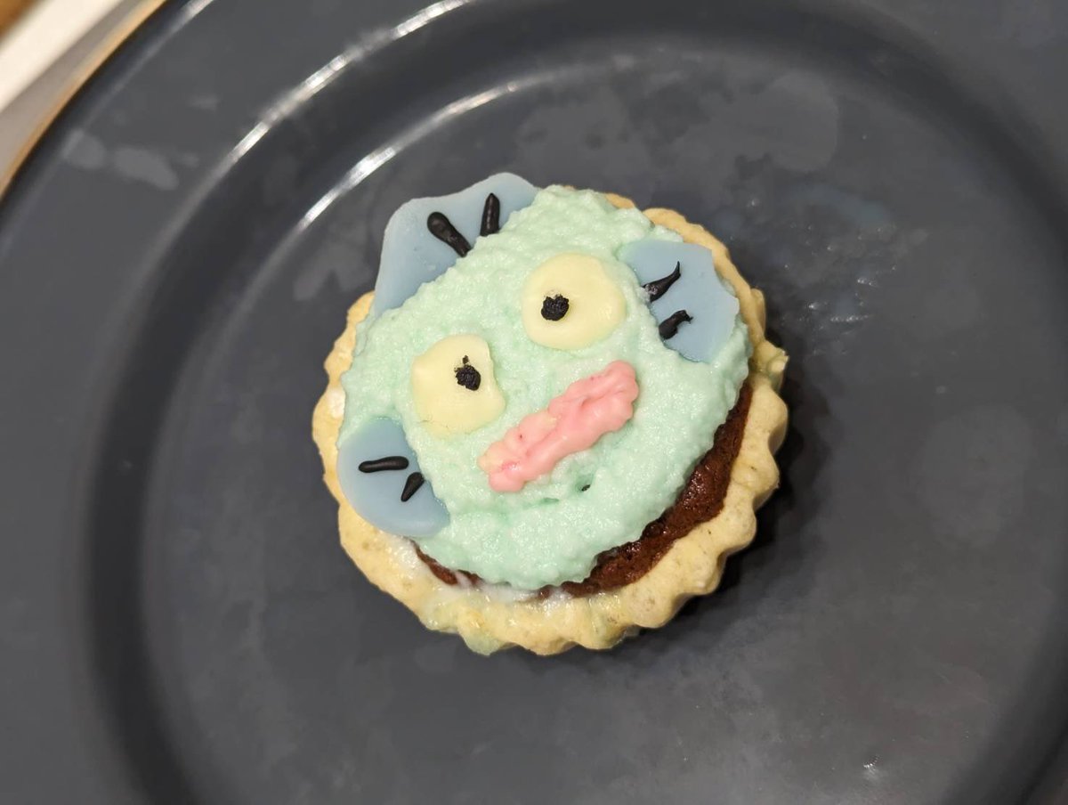 ちいかわ、ハチワレとハンギョドンのカップケーキつくった。見た目は微妙やけど味も微妙。無念。