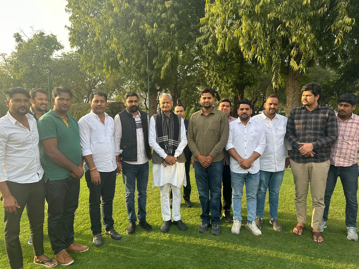 ashokgehlot51's tweet photo. तोड़ दिए युवाओं के ख्वाब
इन जख्मों का होगा हिसाब 

भाजपा की जॉब की गारंटी सिर्फ युवाओं पर लाठी साबित हो रही है।

बेरोजगारी के खिलाफ आवाज़ बुलंद करने वाले युवा कांग्रेस के क्रांतिकारी साथियों के साथ प्रदेश सरकार का यह दमनकारी रवैया भाजपा के भय का द्योतक है।

प्रदर्शन के उपरांत आवास पर आए सभी युवा साथियों, यूथ कांग्रेस के राष्ट्रीय, प्रदेश स्तरीय एवं अन्य पदाधिकारियों से मुलाकात कर उनका अभिनंदन किया।