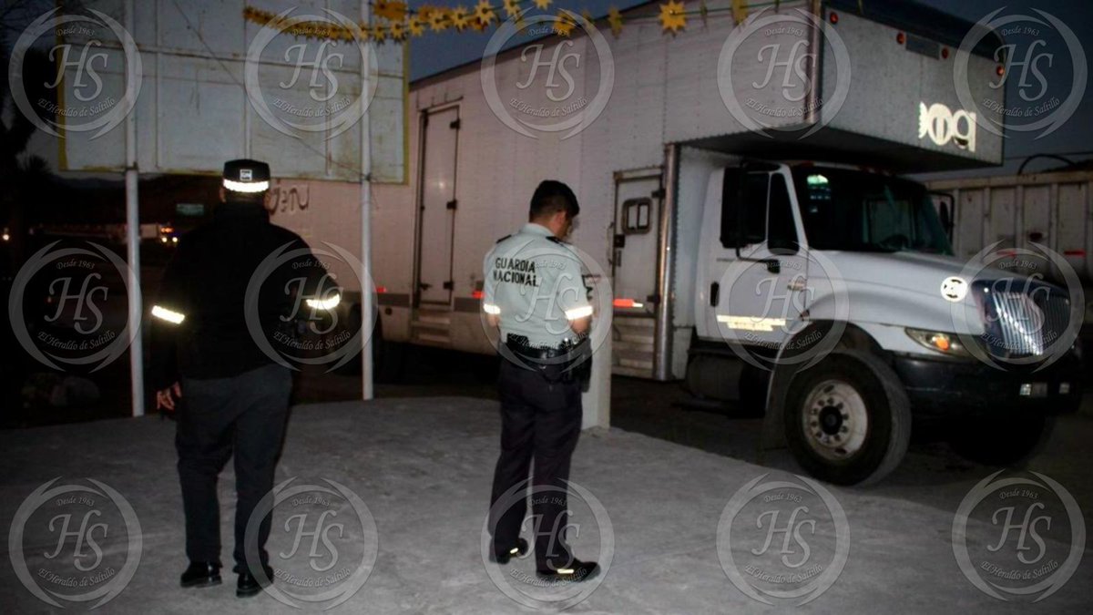 heraldosaltillo's tweet photo. Hallan a trailero sin vida en su camarote sobre la carretera 57

El operador de un tráiler fue hallado sin vida en el área del camarote, en el paradero San Judas Tadeo, ubicado sobre la carretera 57, la noche de este martes.

Los hechos ocurrieron a la altura del kilómetro 202, en los límites de Coahuila y Nuevo León, sitio a donde acudieron elementos de la Fiscalía del vecino Estado.

Al interior del camión fue localizado sin vida José Alfredo, de 58 años de edad.

Dicho hallazgo lo realizaron sus compañeros de la misma línea, gracias al GPS de la unidad, pues José no respondía a su celular y la unidad ya tenía mucho tiempo estacionada en el sitio.

Lee toda la información en: https://t.co/kpNT24ookc