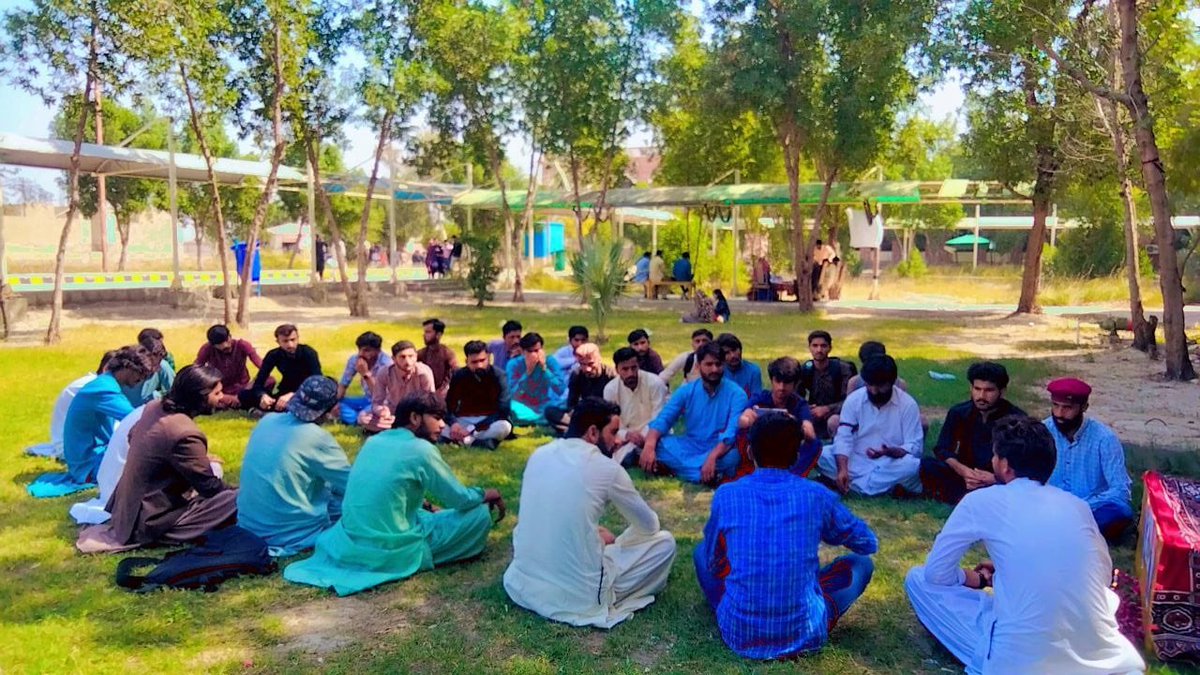 ShagirdSabha1's tweet photo. ٻولین جي عالمي ڏھاڙي تي سنڌ شاگرد سڀا سبو یونيورسٽي طرفان بي بي اي پارڪ  ۾ “سنڌي ٻولي قومي ٻولي”جي عنوان ھیٺ ویھڪ رکي وئي ،ویھڪ جي شروعات قومي تراني سان ڪئي وئي.
ویھڪ ۾ شھید ھدایت اللہ لوھار جي تصویر رکي ڀیٽا پڻ پیش ڪئي وئي.

سنڌ شاگرد سڀا(سبو یونيورسٽي) https://t.co/AA8jqSjJgY