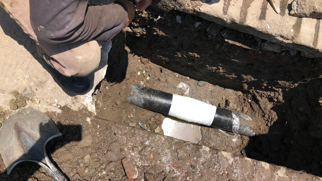 Concrete coated steel pipe leaking from 80mm split underground in Mexico is sealed in one hour using a SylWrap Pipe Repair Contractor Case

Minimal disruption to network &amp; loss of precious water reduced #water

Read the Case Study 👉 bit.ly/MWNCc24