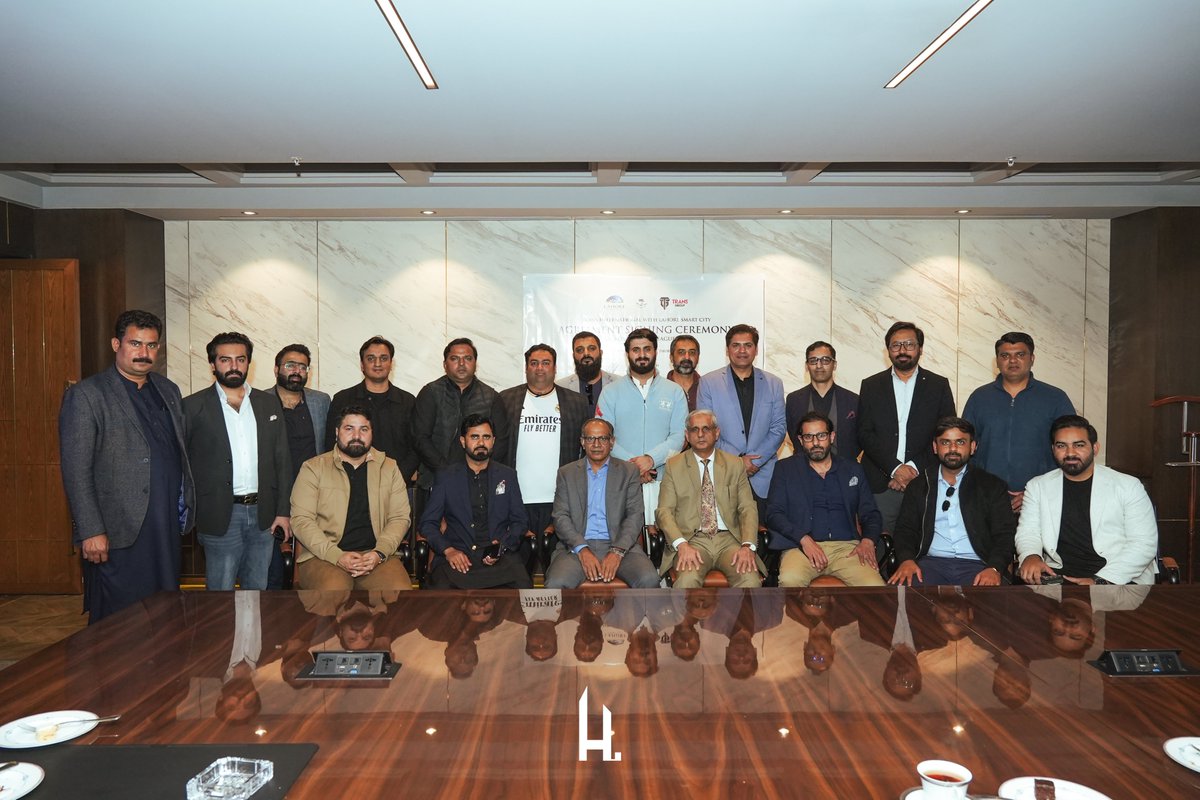 hdotpvtltd's tweet photo. Lahore Smart City proudly presents the Royal Smart League (RSL) Cricket Tournament, in partnership with Trans International.  
#RSLCricket #LahoreSmartCity #InnovationInSports #LuxuryLiving #InvestWithConfidence #SmartCityLiving #HDot #HDotExperience #HDotJourney #FindYourLocus https://t.co/HRHTTtePG5