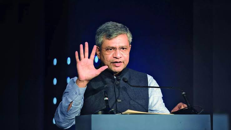IndianTechGuide's tweet photo. 🚨 "In next 5 years, our target is to have 3 or 4 semiconductor plants in India. We will see the first chip rollout in December 2024 itself" - Minister Ashwini Vaishnaw. https://t.co/G4hi1z5054
