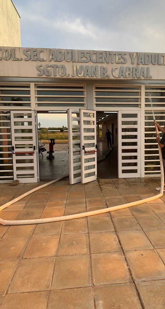 SIE_Corrientes's tweet photo. Continuamos con trabajos de mantenimiento, limpieza, fumigación y puesta a punto en las escuelas de #SantoTomé. ¡Vamos por un gran ciclo lectivo! 🙌🏻 https://t.co/M24vSIGBGL