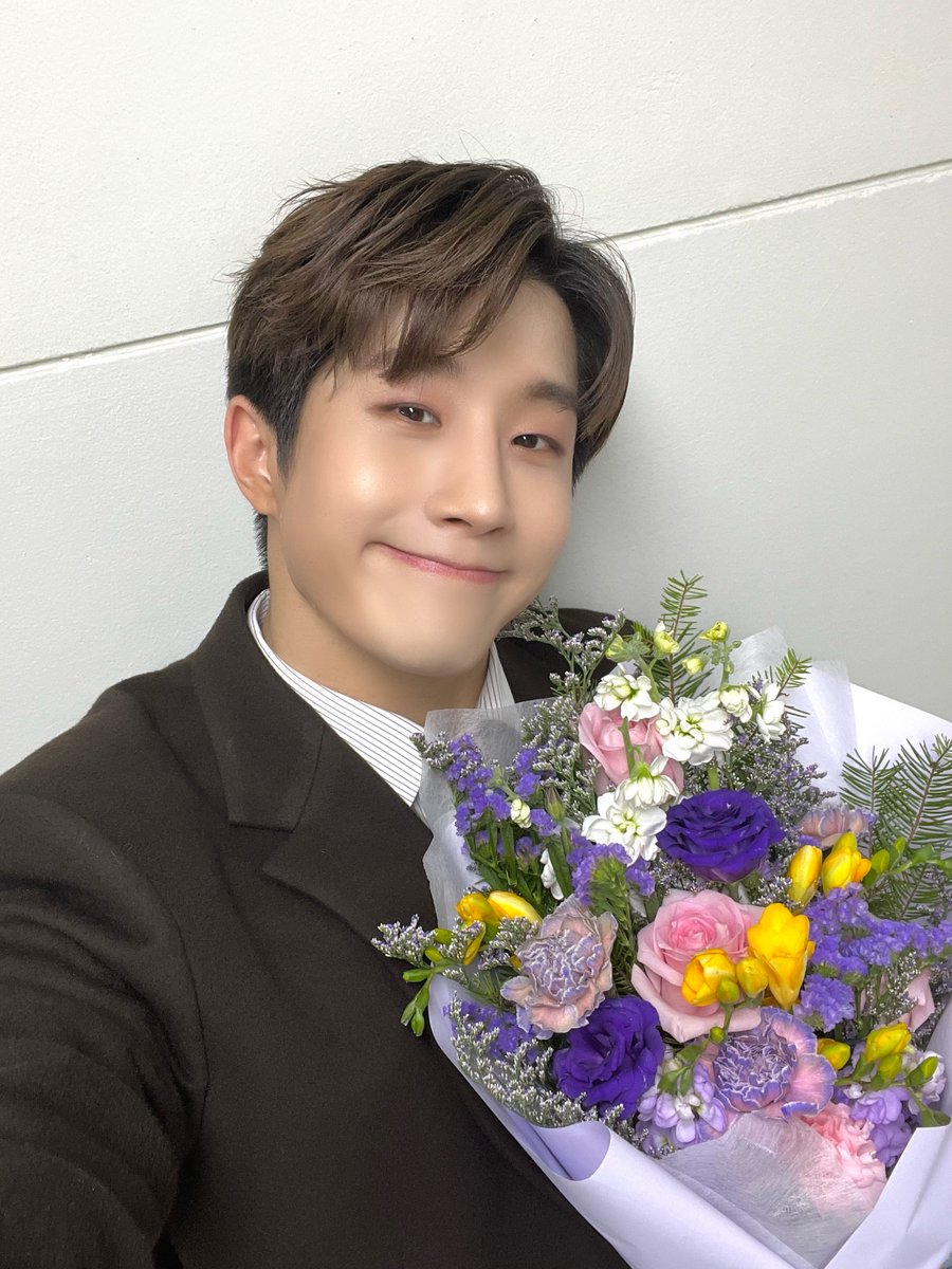 ASTRO_Staff's tweet photo. [📸] 🌟240221 뮤지컬 <겨울나그네>🌟

언제나 진현태를 지켜봐 주었던 아로하💜
진현태에게 이번 겨울은 그 누구보다 따뜻했답니다☺
첫공부터 막공까지 함께해 주셔서 감사합니다🙇❣️

#아스트로 #ASTRO
#진진 #JINJIN
#겨울나그네 https://t.co/nVslUAglLp