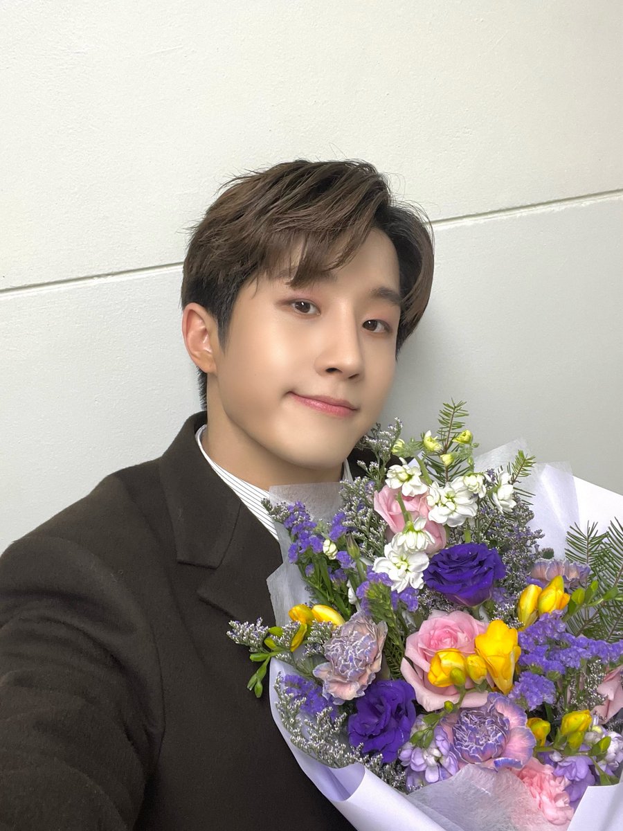ASTRO_Staff's tweet photo. [📸] 🌟240221 뮤지컬 <겨울나그네>🌟

언제나 진현태를 지켜봐 주었던 아로하💜
진현태에게 이번 겨울은 그 누구보다 따뜻했답니다☺
첫공부터 막공까지 함께해 주셔서 감사합니다🙇❣️

#아스트로 #ASTRO
#진진 #JINJIN
#겨울나그네 https://t.co/nVslUAglLp