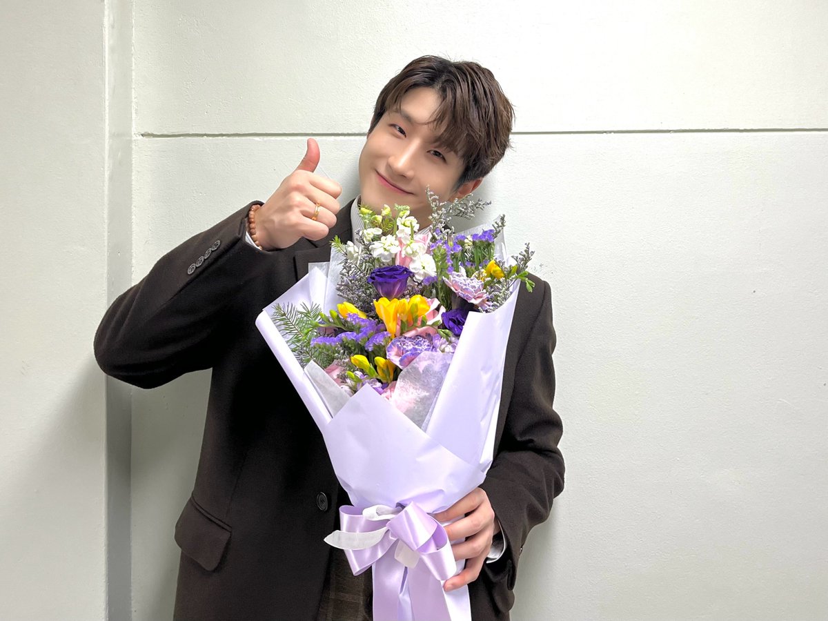 ASTRO_Staff's tweet photo. [📸] 🌟240221 뮤지컬 <겨울나그네>🌟

언제나 진현태를 지켜봐 주었던 아로하💜
진현태에게 이번 겨울은 그 누구보다 따뜻했답니다☺
첫공부터 막공까지 함께해 주셔서 감사합니다🙇❣️

#아스트로 #ASTRO
#진진 #JINJIN
#겨울나그네 https://t.co/nVslUAglLp