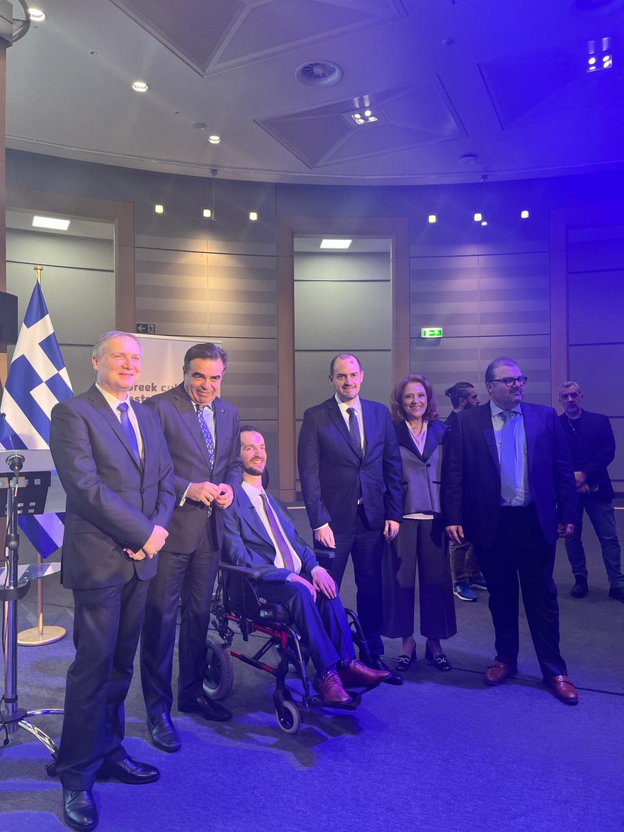 Στην έναρξη της όμορφης έκθεσης για την ελληνική γαστρονομία και τις ελληνικές τοπικές ενδυμασίες που διοργάνωσε ο @Kympouropoulos στο Ευρωπαϊκό Κοινοβούλιο μαζί, μεταξύ άλλων, με τον Αντιπρόεδρο της Επιτροπής @MargSchinas κ τον Υφυπουργό Εξωτερικών @giorgoskotsiras. @GreeceInEU