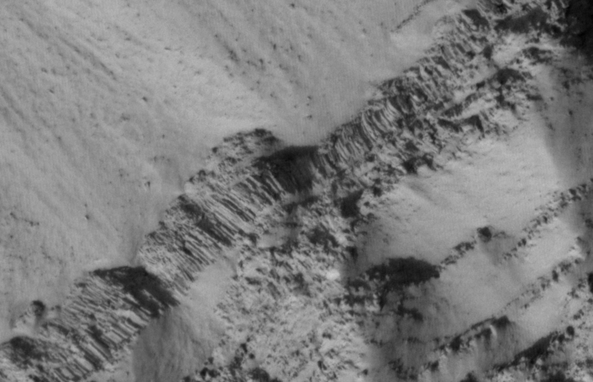 @mondoterremoti Per i tuoi lettori: È un fenomeno interplanetario, qui vedi colonne di basalto su Marte. earthobservatory.nasa.gov/images/38904/m…