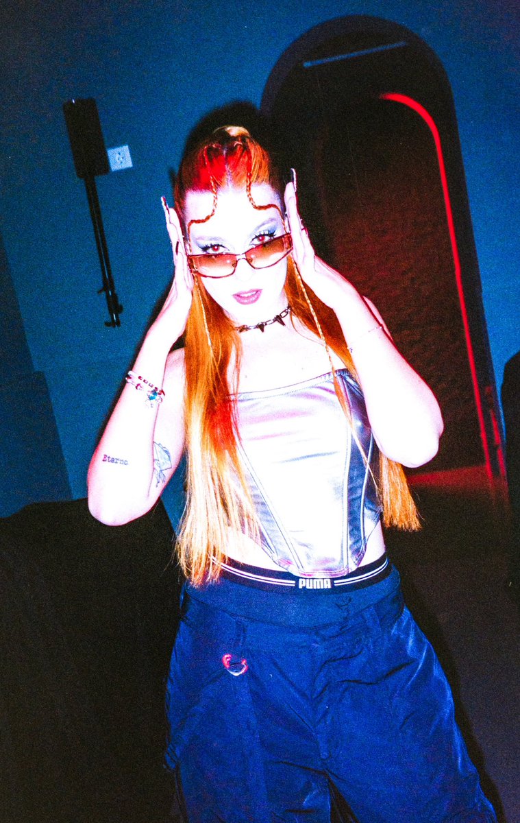 GRACIAS por acogerlo así dios mío llevaba mucho tiempo sin emocionarme TANTO al sacar un tema 🩶🪄☁️

✨GRACIAS A ESTE MARAVILLOSO EQUIPO POR HACERLO REALIDAD✨