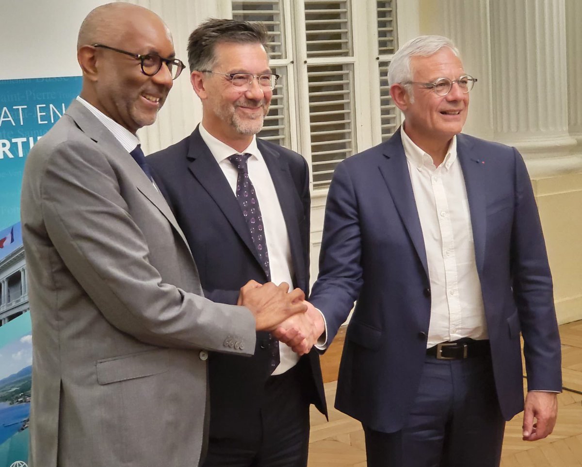 Signature de la convention d’objectifs &amp; de moyens entre <a href="/Prefet972/">Préfet de la Martinique</a> et <a href="/CCIMartinique/">CCI Martinique</a> en présence président <a href="/ccifrance/">CCI France 🇫🇷🇪🇺</a> ,<a href="/DiCrescenzo_A/">Alain DI CRESCENZO</a> . 3 obsessions: Martinique territoire d’entrepreneurs forts /agir pour des territoires attractifs, intelligents et durables/agir en réseau