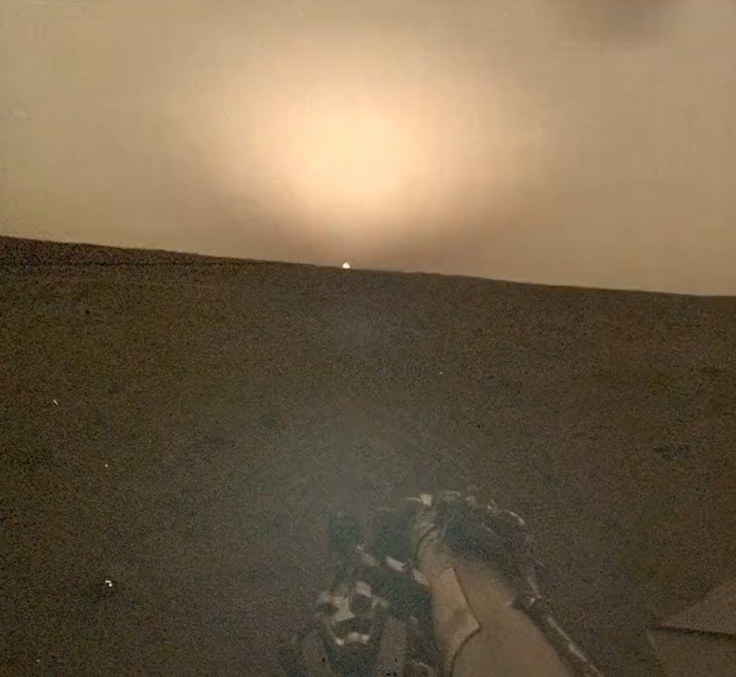 Sunset on Mars captured by NASA’s InSight lander 🌅 #astronomyadventure #astronomylife #astronomy #astronomical #astronomyphotography #spacescience #spaceexploration #spacephotos #spacefacts #planetmars #MarsExploration