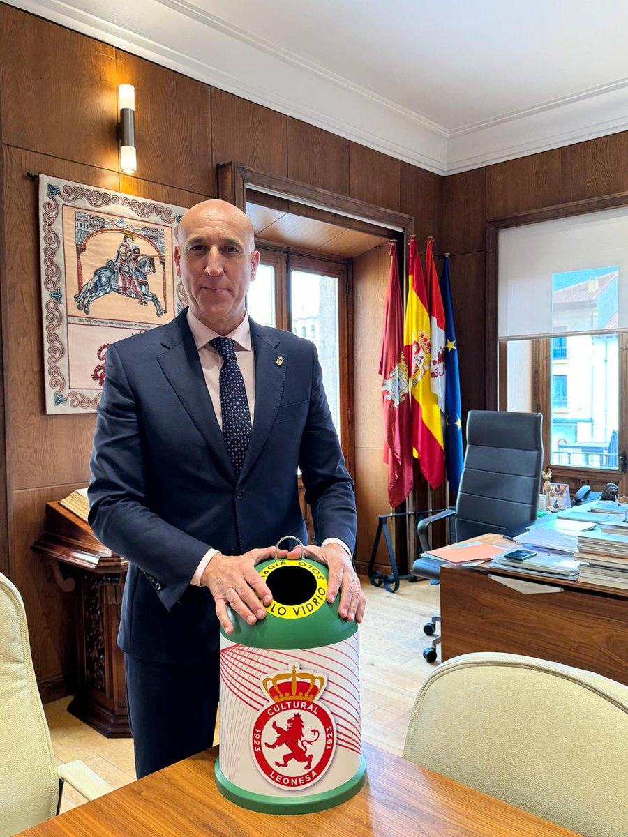 ⚽️ El Alcalde de León, <a href="/JADIEZLEON/">JADiez / ❤️ 🦁</a>, también apoya a los aficionados de la <a href="/CyDLeonesa/">Cultural y Deportiva Leonesa</a> en nuestro reto de reciclaje de vidrio. ¡Venga, que seguro que lo conseguimos! 💪 @leonayto #AúpaCultu