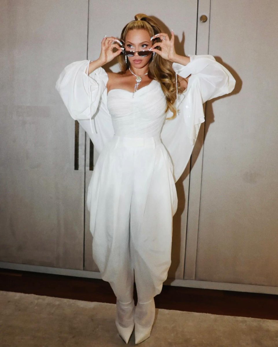 bouncenetworks's tweet image. Queen Bey SERVED in this beautiful @prabalgurung look for her #CÈCRED hair care launch party in LA 🤍 have you copped your cècred hair products yet? 👀😌

#beyonce #prabalgurung #blueivy