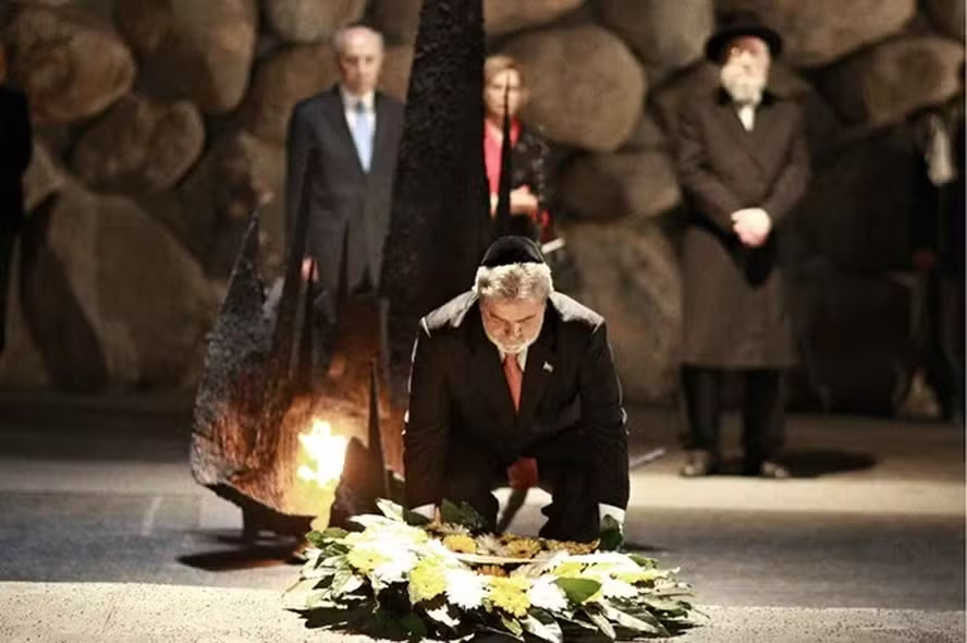 UOL's tweet photo. Lula nos deu uma chance de enfrentar um dilema sobre o Holocausto, escreve @ronilso_pacheco 

✍️ "Tratar o Holocausto como único na História, incomparável com o extermínio em massa de qualquer outro povo, uma espécie de propriedade exclusiva, não é interessante nem mesmo para o povo judeu. É um excepcionalismo que, no limite, expõe o quanto alguns sofrimentos na história são mais importantes e envolvem vidas que realmente valem mais"