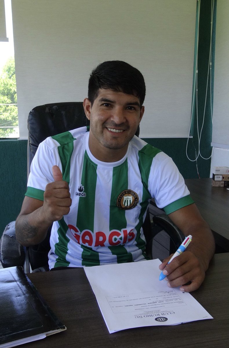 Damos la bienvenida, al lateral izquierdo Yony Villazanti Aquino, que rubricó su firma esta mañana, y se vincula al plantel Albiverde.
En el momento del acto, junto al Lic. Jorge Cubilla, tesorero de la Institución.