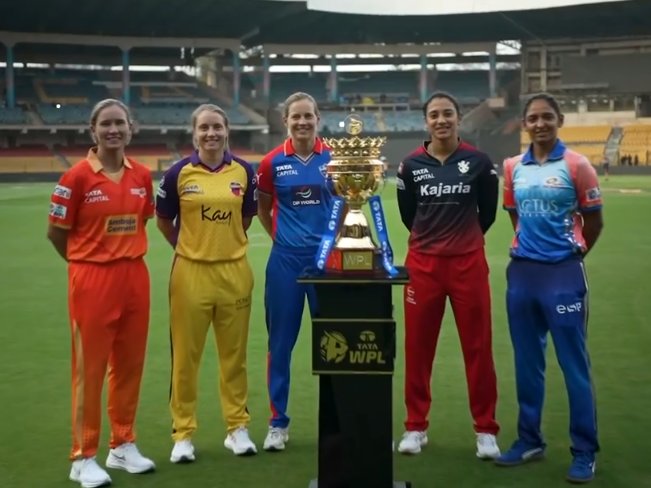 WPL captains with the trophy 🏆 

#WomenIPL 🏆