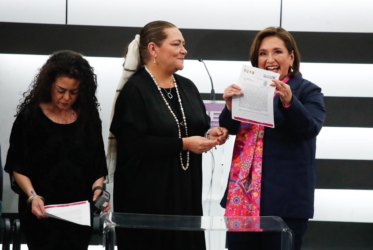 lajornadaonline's tweet image. .@XochitlGalvez registró ayer su candidatura

No hubo #mitin en la explanada, como se esperaba, ni simpatizantes afuera del instituto. Integrantes del equipo opositor explicaron que sería un acto discreto, por el fallecimiento de #CarlosUrzúa.

bit.ly/3T42GOY