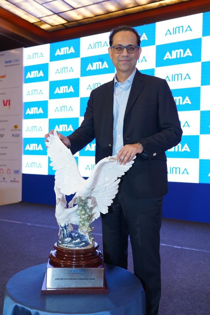 Heartiest Congratulations to Mr @sanjivrbajaj, for winning the prestigious 'AIMA - JRD Tata Corporate Leadership Award' for exceptional leadership and building one of India’s most formidable financial services conglomerates @Bajaj_Finserv. The award was presented by the