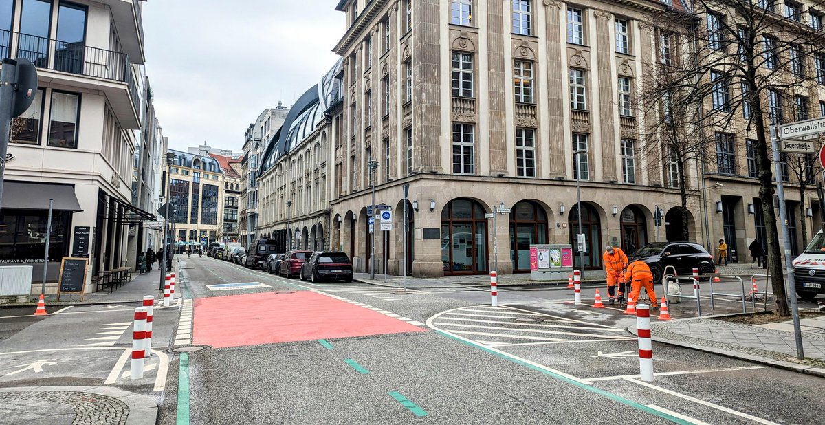 blumenrad's tweet photo. Juhei, auf der neuen #Fahrradstraße in Mitte geht es voran! Heute entstanden neue Fahrradbügel und Poller in der #Oberwallstraße und auf der verlängerten #Wallstraße wurde der neue Gehweg nun eindeutig markiert. #Verkehrswende läuft! https://t.co/wsWEyJodjs