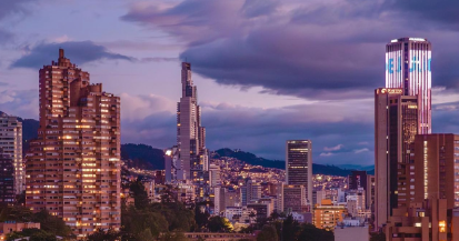 ¡Que bonita se ve la tarde en Bogotá!... 😎 Mientras el sol se retira, los artistas se preparan, los escenarios se iluminan y la magia del teatro comienza a tomar forma. 🎭 ¡Bienvenidos a las noches llenas de arte y pasión en la capital colombiana! 🤩
.
.📸<a href="/diegonzalez/">diegonzalez</a>
.