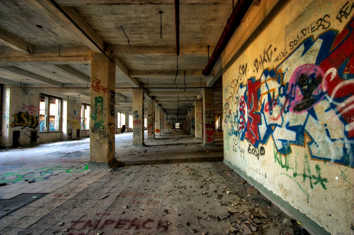 Techno heads will see this and go 

“hell fucking yeah, the dance floor is around the corner”