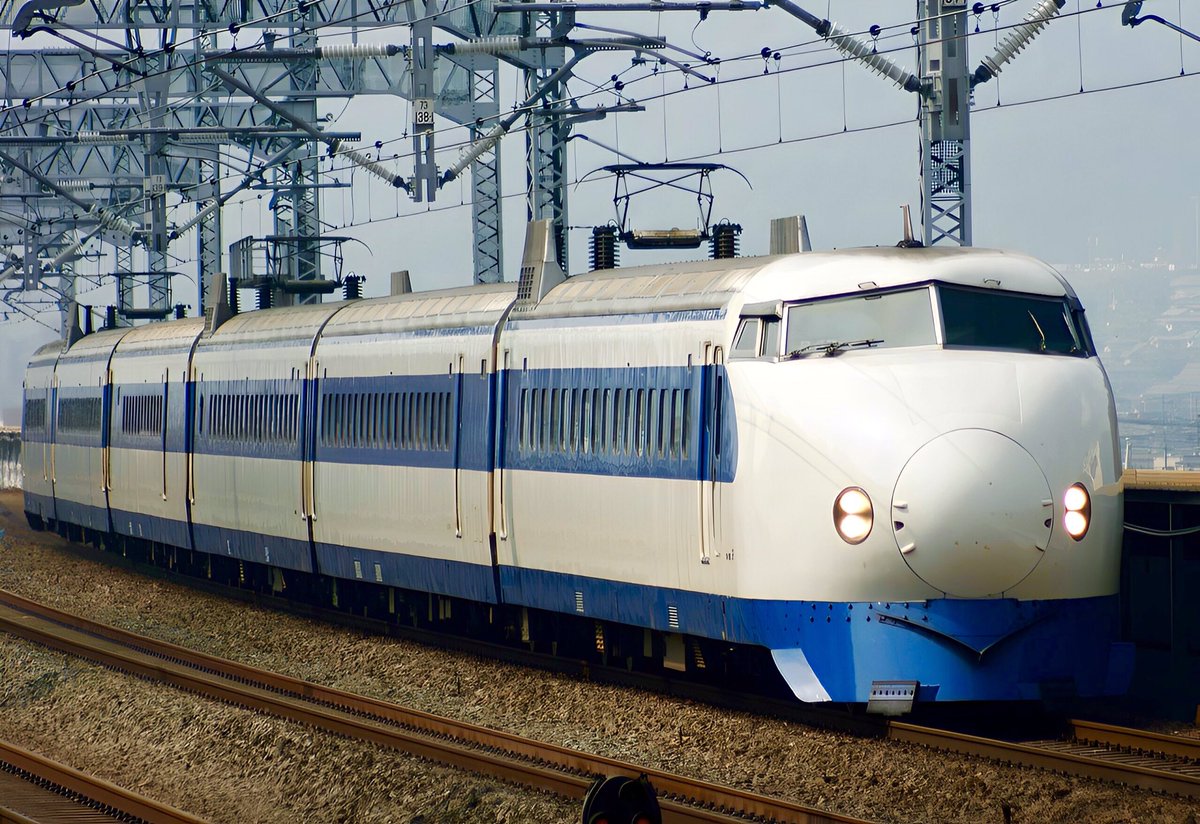 ozkuner's tweet image. 陸軍「鉄道かぁ」
↓
陸軍「せや‼︎ 東京〜下関間を150km/hで走る弾丸列車を推進したろ」
↓
陸軍「下関から大陸を獲る」
↓
島秀雄「その設計はワイや」
↓
太平洋戦争勃発
↓
弾丸列車中止
↓
サイパンが脱落して日本本土の多くが爆撃機B-29の攻撃園内に
↓
島秀雄は疎開
↓
イモ作り開始
↓…