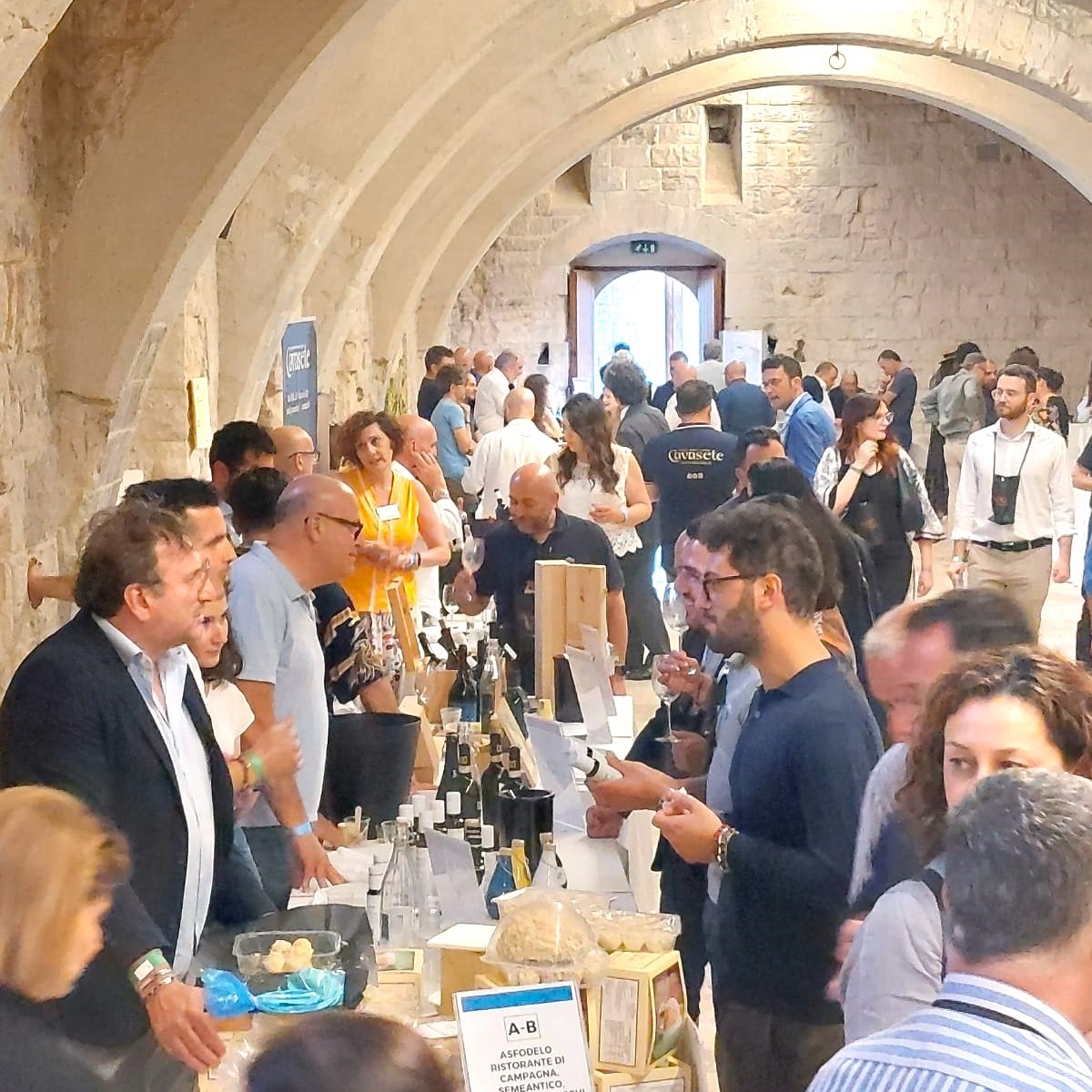 Nelle tre sale del Castello di Sannicandro di Bari troveranno spazio anche quest’anno i produttori di vino e olio con la loro gamma di prodotti. Al primo piano del Castello sarà invece dedicato uno spazio ai vini artigianali e al food. artigy.it/3-6rh