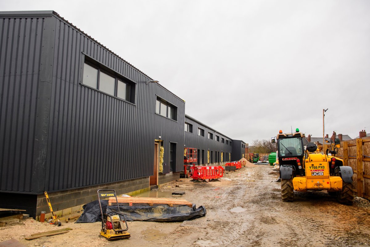 BeLincolnUK's tweet photo. The weather may be rainy and grey today, but that won't make much of a difference to the Stacey West Community Hub, with the building now fully weatherproofed! 🌧

#Lincoln #TownsFund #MidlandsEngine @luhc https://t.co/wz5mQnOp6A