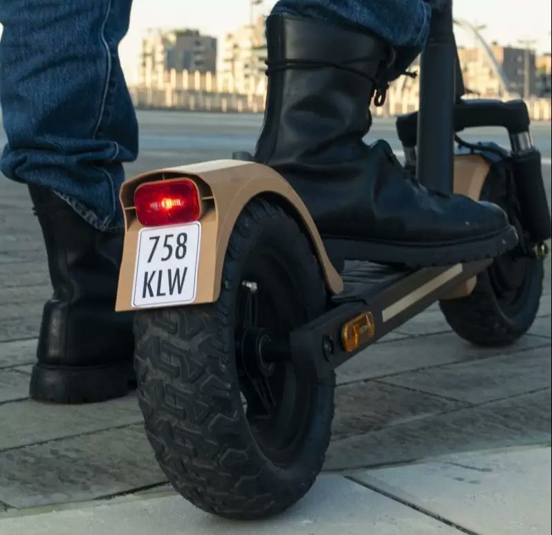 vaielettrico's tweet photo. L’azienda italiana #Nilox si prepara alle nuove disposizioni del #CodicedellaStrada  lanciando sul mercato un 🛴🔌 monopattino elettrico già dotato di porta-targa https://t.co/1tTidQJFle https://t.co/FmI9ksFxoz