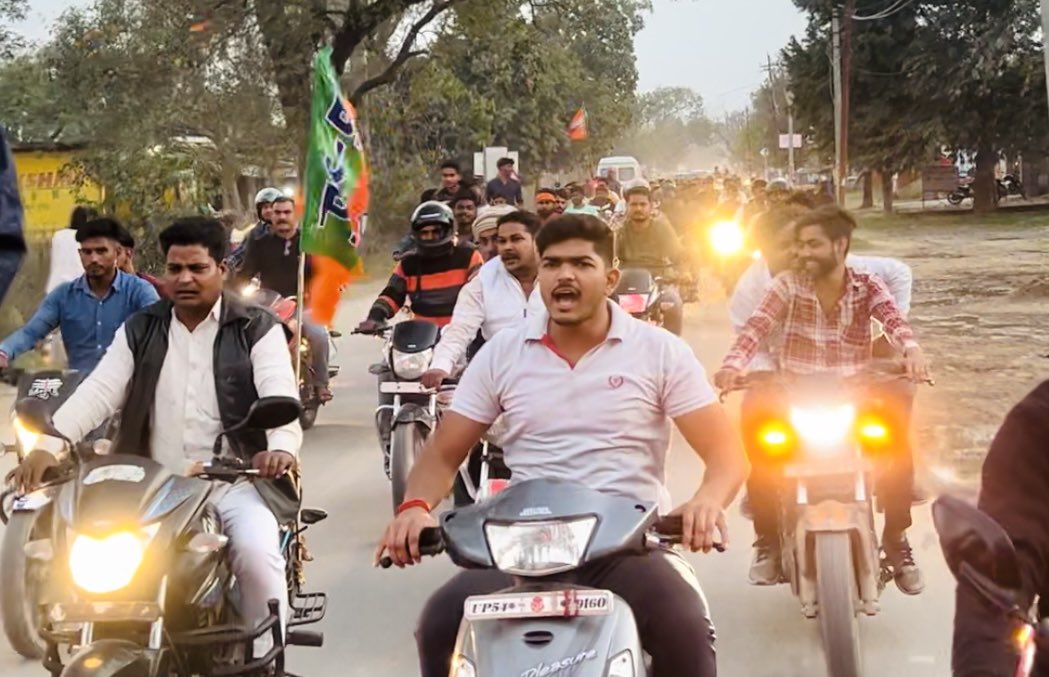 SinghShaktiBJP's tweet photo. घोसी लोकसभा के बकवल में मोटसाइकिल यात्रा और जनसभा का आयोजन हुआ, जिसमें भारी संख्या में लोग उत्साहित थे, सभी का आशीर्वाद मिला। आपके प्यार और आशीर्वाद के आगे नतमस्तक हूँ।

@blsanthosh @Bhupendraupbjp @idharampalsingh https://t.co/0NcveeOSXf