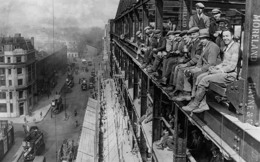 Construction workers taking lunch break on the edges of the building they’re working on. London, England. 1929.
#history #london #england #uk #worker #construction #constructionworker #historical #1920s #old #vintage