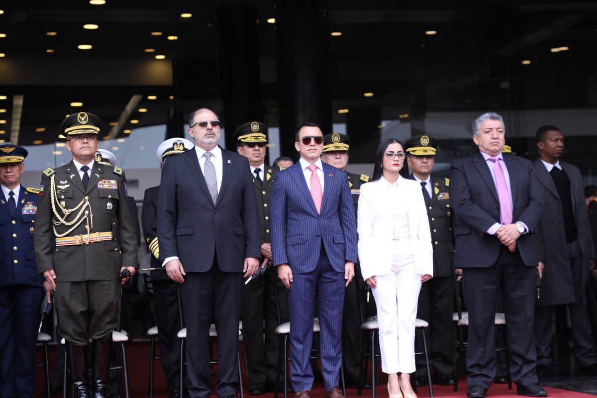 AsambleaEcuador's tweet photo. @VivianaVeloz18 @EckennerR En medio del aplauso de los presentes, el presidente de la República @DanielNoboaok, y el presidente de #LaNuevaAsamblea, @HenryKronfle, hacen su ingreso para el acto ceremonial de #RelevoDeGuardia en el Palacio Legislativo. https://t.co/RSJVof0oL8