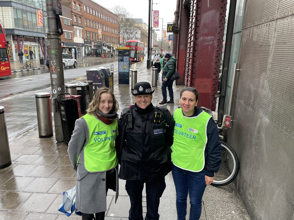 PC Lock on the last Positive Activities Initiative helped today by 2 MET Volunteers in the rain. We visited & engaged with 95 businesses on Waterloo Rd, Lower Marsh & The Cut SE1. Handing out the SNT Newsletter & speaking about issues of ASB #localpolicing met.police.uk/volunteers